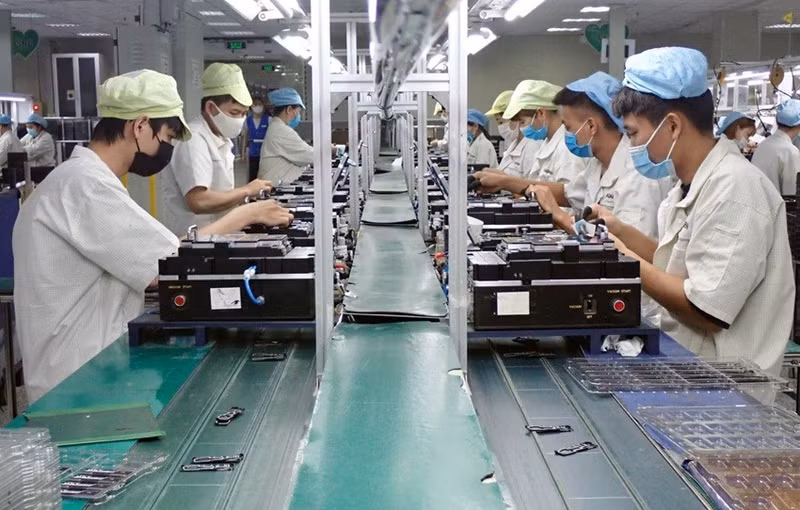 Assemblage de composants électroniques pour téléphones portables chez Handanbi Vina Co., Ltd., dans la zone industrielle de Diem Thuy, province de Thai Nguyen. Photo : VNA.
