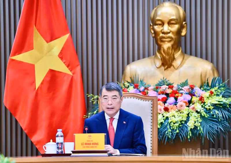Le Premier ministre Le Minh Hung s’entretient par téléphone avec le chancelier allemand Friedrich Merz. Photo : Nhân Dân.