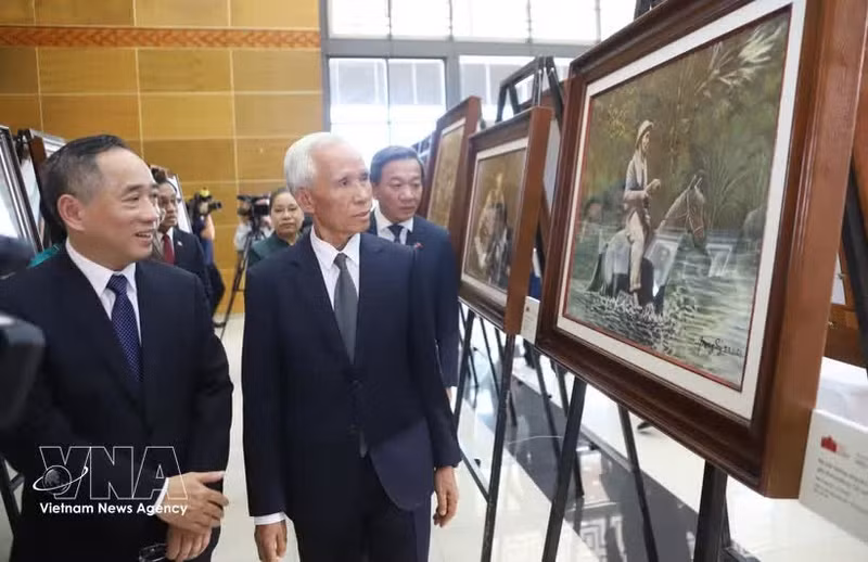 Khamphan Pheuyavong, chef de la Commission de propagande et de formation du Comité central du Parti lao, visite l'exposition. Photo : VNA.