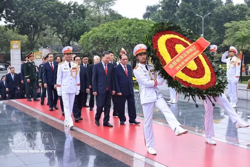 La délégation du Comité central du Parti, du président de l'État, de l’Assemblée nationale et du gouvernement rend hommage au Président Hô Chi Minh dans son mausolée. Photo : VNA.