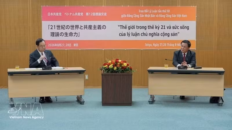 Nguyen Xuan Thang, président du Conseil théorique central, et Shii Kazuo, président du Comité central du Parti communiste japonais, lors de leur rencontre. Photo : VNA.