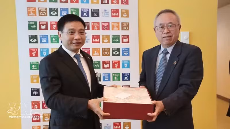 Le vice-Premier ministre Nguyen Van Thang (à gauche) et le secrétaire général adjoint des Nations Unies, Li Junhua, lors de leur rencontre. Photo : VNA.