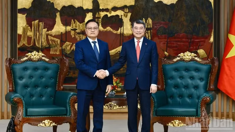 Le Premier ministre Le Minh Hung (droite) reçoit Santiphab Phomvihane, vice-Premier ministre, ministre lao des Finances et président du Comité de coopération Laos-Vietnam. Photo : Nhân Dân.