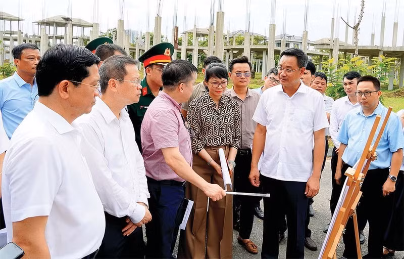 Les dirigeants de Da Nang inspectent régulièrement les projets et lèvent les obstacles afin d’accélérer les décaissements et de soutenir la croissance. Photo : Tinnhanhchungkhoan.