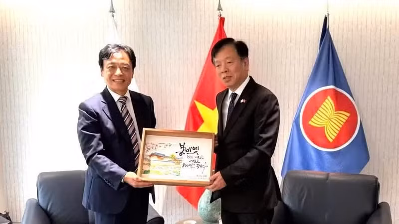 Les autorités du district de Bonghwa remettent à l’ambassade une médaille commémorative du projet K-Vietnam Valley. Photo : Ambassade du Vietnam en République de Corée.
