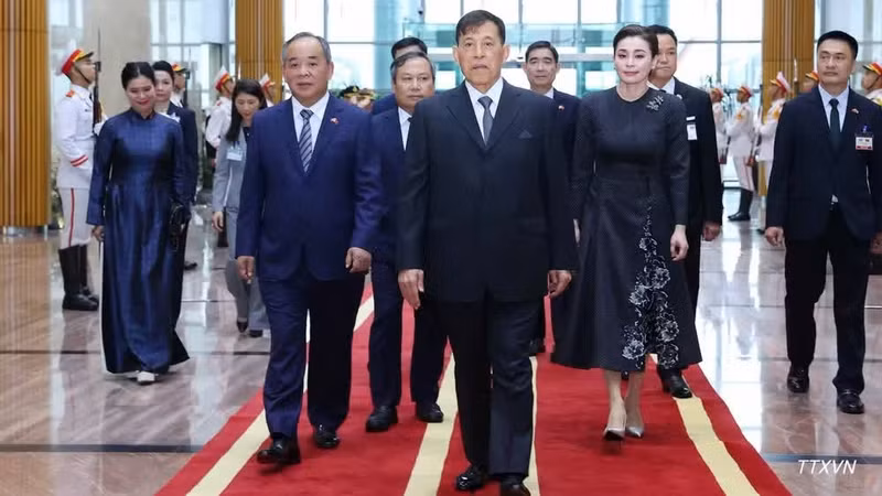 Le roi Maha Vajiralongkorn Phra Vajiraklaochaoyuhua et la reine Suthida Bajrasudhabimalalakshana de Thaïlande à leur arrivée à l’aéroport international de Noi Bai, à Hanoï, le 14 septembre. Photo : VNA.