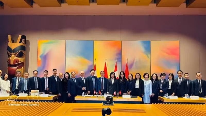La délégation vietnamienne participe à la 3e session du Comité économique mixte Vietnam-Canada. Photo : VNA.