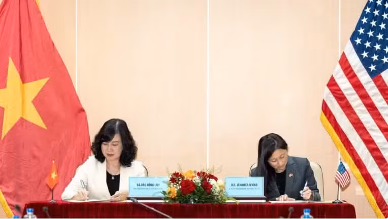La ministre de la Santé Dao Hông Lan (gauche) et l'ambassadrice des Etats-Unis au Vietnam, Jennifer McNamara Wick. Photo: Ambassade des Etats-Unis au Vietnam.