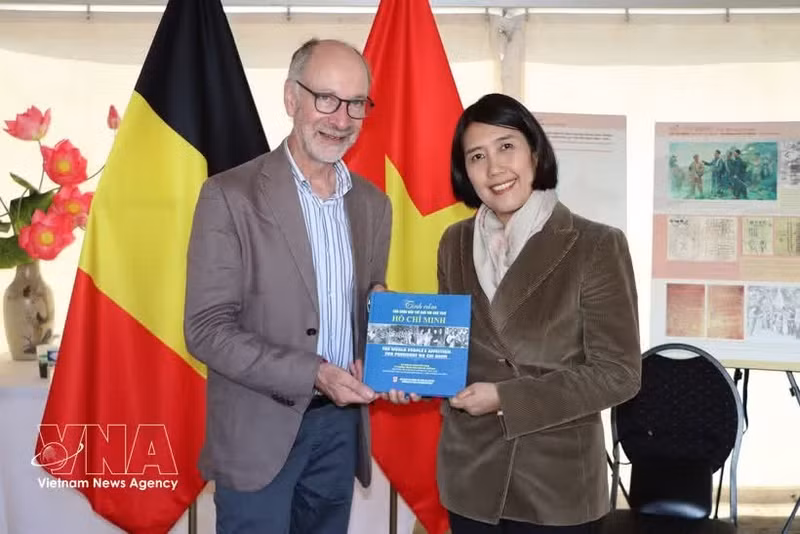 L'ambassadrice Nguyen Huong Tra remet le livre « L'affection des peuples du monde pour le président Ho Chi Minh » à Benjamin Pestieau, secrétaire général adjoint du Parti du travail de Belgique (PTB). Photo : VNA.