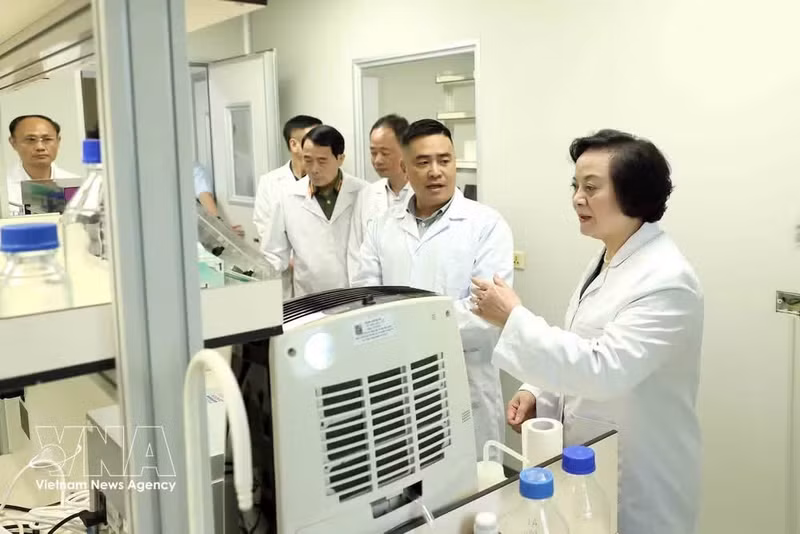 La vice-Première ministre, Pham Thi Thanh Tra, visite le Centre d'identification de l'AND. Photo : VNA.