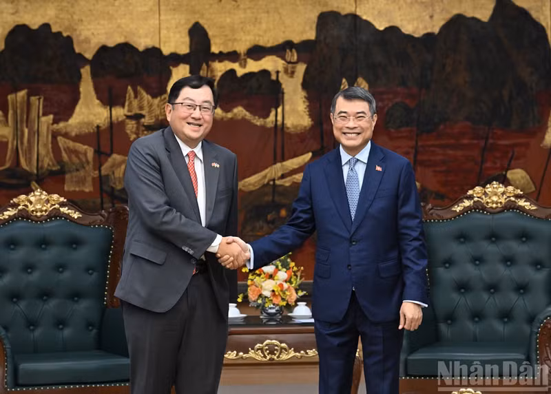 Le Premier ministre Le Minh Hung (droite) et l'ambassadeur de Malaisie au Vietnam, Tan Yang Thai. Photo : Nhân Dân.
