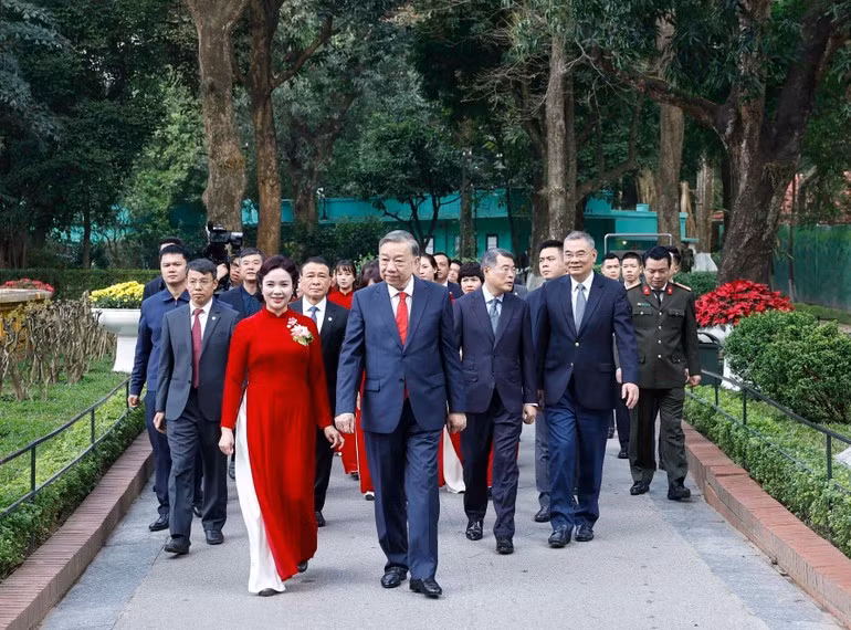 Le secrétaire général To Lam, accompagné d'une délégation de haut rang, rend hommage au Président Ho Chi Minh à la Maison 67, située dans l’enceinte du Palais présidentiel. Photo : NDEL.