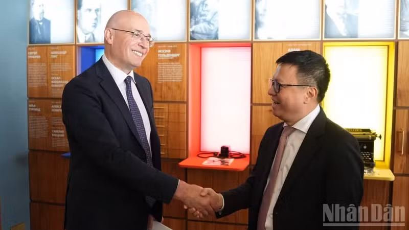 Le Quoc Minh, rédacteur en chef du journal Nhân Dân, rencontre le directeur général de l’Agence de presse TASS, Andrey Kondrashov. Photo : Nhân Dân.