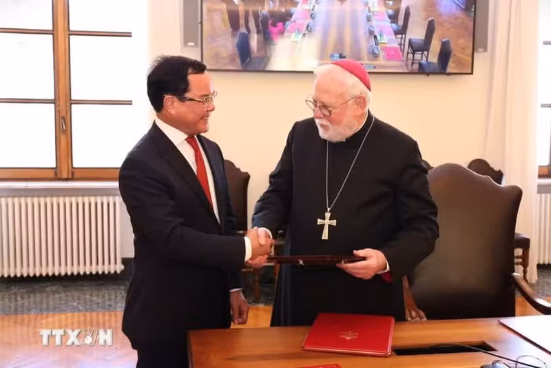 Le ministre des Affaires ethniques et religieuses Nguyen Dinh Khang et l’archevêque Paul Richard Gallagher, secrétaire pour les relations avec les États et les organisations internationales du Saint-Siège. Photo : VNA.