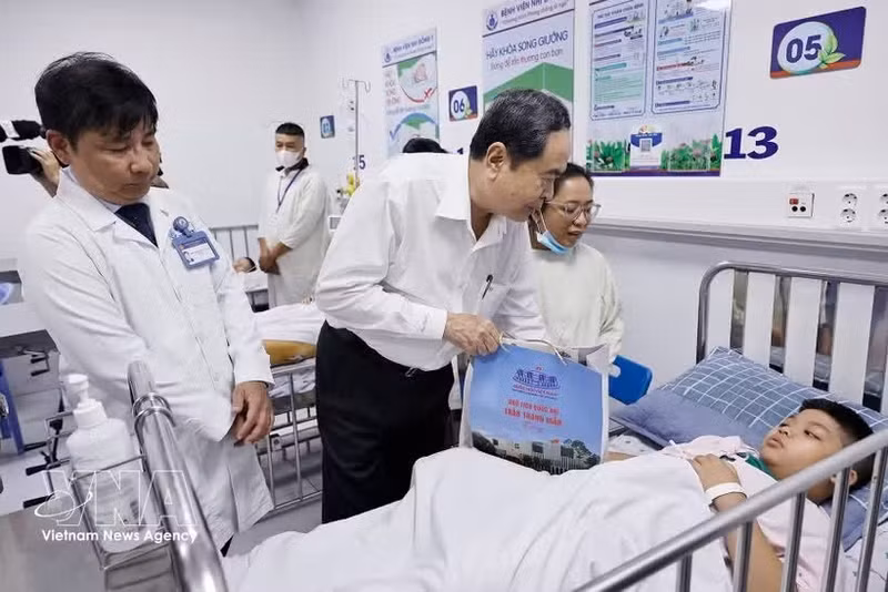 Le président de l’Assemblée nationale rend visite aux enfants hospitalisés à Hô Chi Minh-Ville. Photo : VNA.