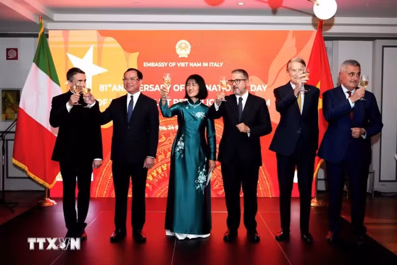 Les délégués lors de la cérémonie solennelle célébrant le 81e anniversaire de la Fête nationale du Vietnam, organisée par l’ambassade du Vietnam en Italie. Photo : VNA.