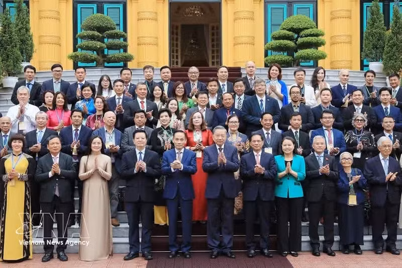 Le secrétaire général du Parti communiste du Vietnam et président de la République To Lam rencontre une délégation de Vietnamiens de l'étranger de renom, participant à la quatrième Conférence mondiale des Vietnamiens de l'étranger et au Forum des connaissances et des experts vietnamiens à l'étranger, le 23 août 2024. Photo : VNA.