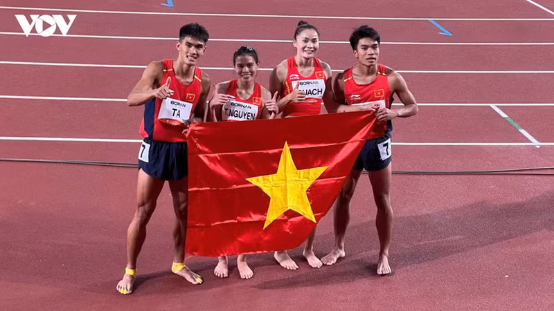 Les athlètes Le Ngoc Phuc, Nguyen Thi Ngoc, Quach Thi Lan et Ta Ngoc Tuong terminent troisièmes, derrière Bahreïn et l’Inde, dans l’épreuve du relais mixte 4x400 m, offrant à l’athlétisme vietnamien sa première médaille de bronze à ces Jeux. Photo : VOV.
