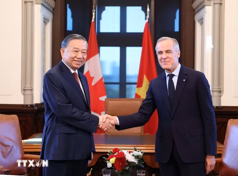 Le secrétaire général du Parti communiste du Vietnam et président de la République To Lam (à gauche) et le Premier ministre canadien Mark Carney à Ottawa, le 24 septembre (heure locale). Photo : VNA.