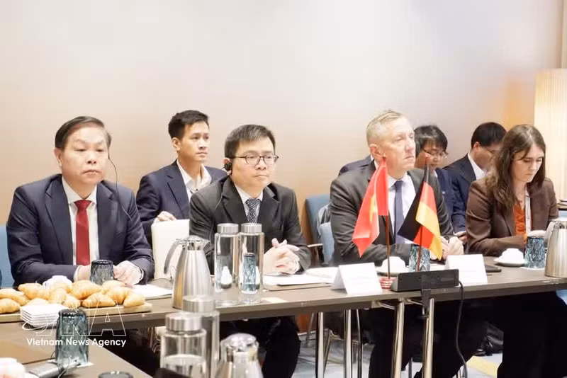 Le vice-ministre vietnamien de l’Industrie et du Commerce, Truog Thanh Hoài (2e, gauche), et le directeur général du Conseil mondial de l’énergie éolienne (GWEC), Ben Backwell, coprésident le séminaire. Photo : VNA.