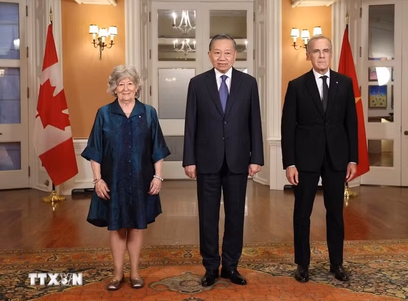 La gouverneure générale du Canada, Louise Arbour, le secrétaire général du Parti communiste du Vietnam et président To Lam et le Premier ministre canadien Mark Carney. Photo: VNA.