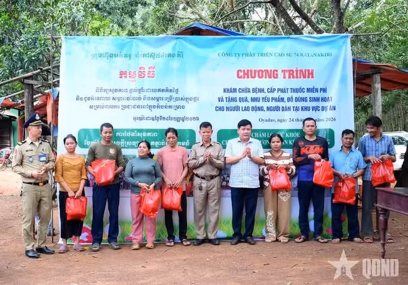Le colonel Ha Van Nam, schef adjoint du Détachement économique et de défense 74, et des représentants des autorités du district d’Oyadav et des forces armées cambodgiennes offrent des cadeaux aux habitants cambodgiens. Photo : QDND.