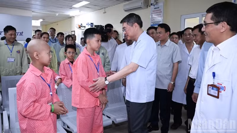 Le Premier ministre Le Minh Hung rend visite aux enfants de l’Hôpital national du cancer du Vietnam, au site de Tan Trieu. Photo : VNA.