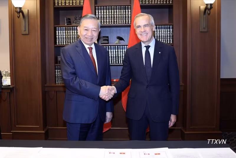 Le secrétaire général du Parti communiste du Vietnam et président de la République, To Lam (à gauche) et le Premier ministre canadien Mark Carney. Photo : VNA.