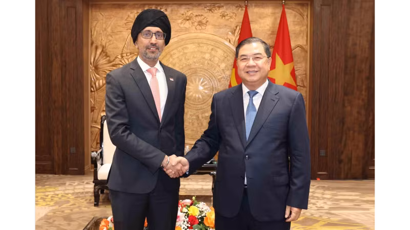 Pham Gia Tuc, membre du Bureau politique, secrétaire et chef du Bureau du Comité central du Parti communiste du Vietnam, reçoit l’ambassadeur de Singapour, Rajpal Singh. Photo : VNA.