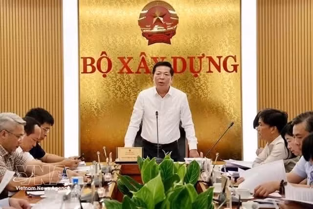 Le ministre de la Construction, Tran Hong Minh, lors d'une réunion consacrée à la définition des missions liées au développement de technologies stratégiques pour le train à grande vitesse. Photo : VNA.