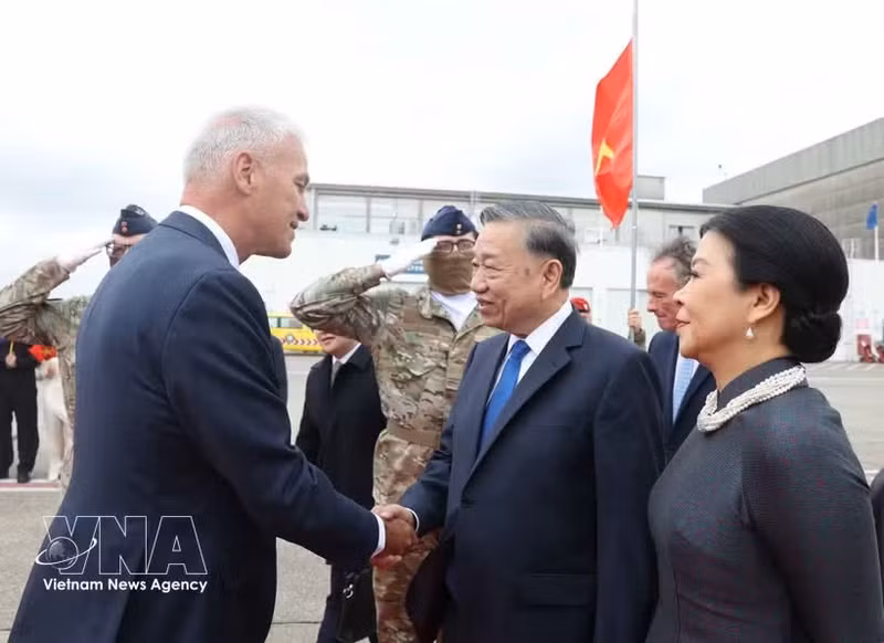 Le secrétaire général du Parti communiste du Vietnam et président de la République, To Lam, accompagné de son épouse Ngo Phuong Ly et d’une délégation vietnamienne de haut range est arrivé dans l’après-midi du 21 octobre (heure locale) à Bruxelles. Photo : VNA.