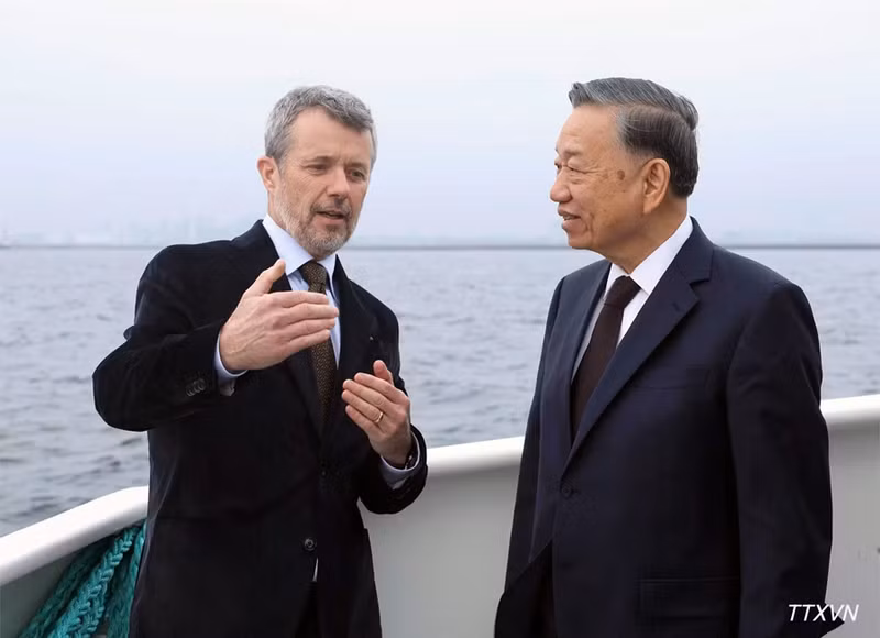 Le roi danois Frederik X présente le projet d'île artificielle de Lynetteholm au secrétaire général du Parti et président To Lam lors d'une excursion en bateau sur l'île. Photo : VNA.
