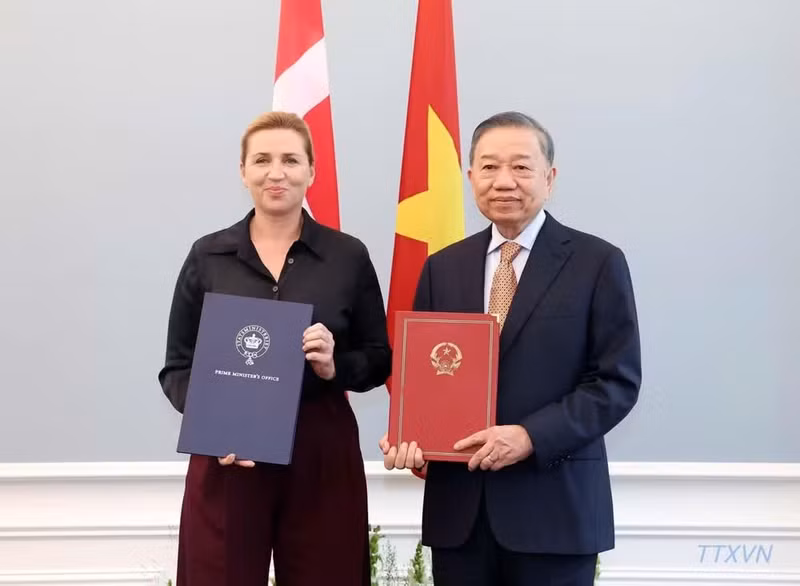 Le secrétaire général du Parti communiste du Vietnam et président de la République, To Lam, et la Première ministre danoise, Mette Frederiksen. Photo : VNA.