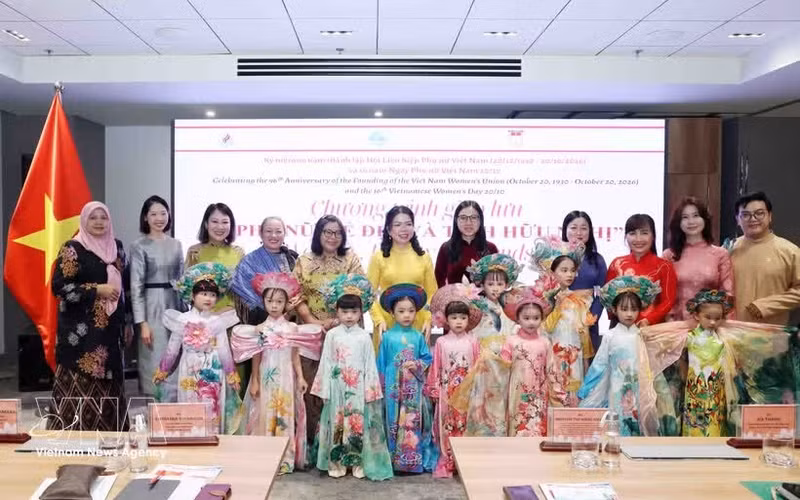 Des délégués et des enfants participent à un défilé de l'"áo dài". Photo : VNA.