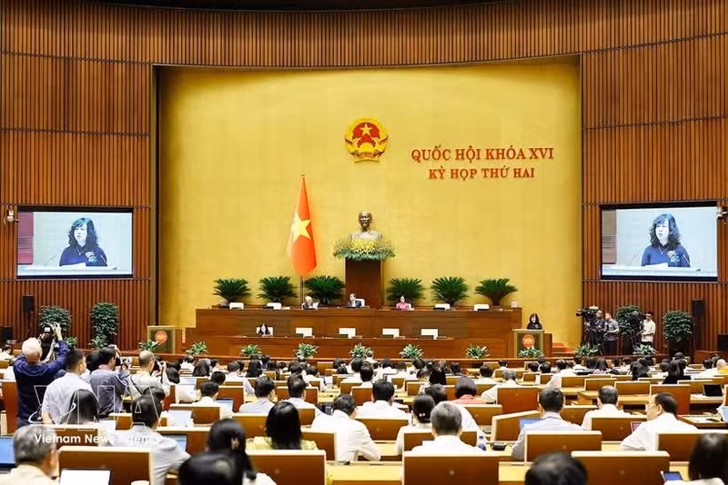 Par procuration du Premier ministre, la ministre de la Santé, Dao Hong Lan présente les propositions relatives à trois projets de loi. Photo : VNA.