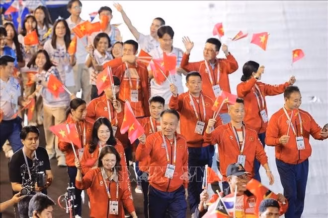 La délégation sportive vietnamienne lors de la cérémonie de clôture des 33èmes Jeux d'Asie du Sud-Est. Photo : VNA.