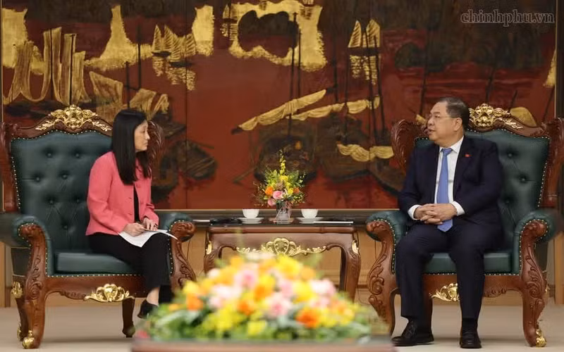 Le vice-Premier ministre permanent Pham Gia Tuc reçoit l’ambassadrice des États-Unis au Vietnam, Jennifer Wicks. Photo : VGP.