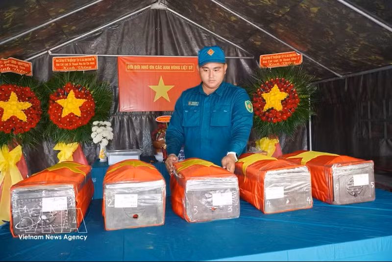 Après trois jours de recherches, les forces chargées de la recherche et du rapatriement des restes de soldats morts pour la Patrie du Commandement militaire de Hô Chi Minh-Ville ont découvert et rapatrié cinq dépouilles dans le hameau de Lac An 3, commune de Thuong Tan. Photo : VNA.