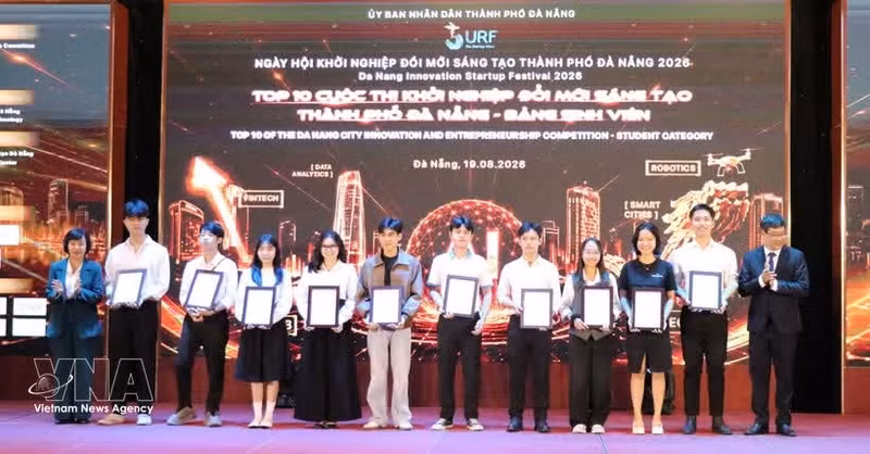 Le Comité populaire de la ville de Da Nang a remis les prix aux 10 meilleurs projets du concours d'innovation et d'entrepreneuriat (catégorie étudiante) lors de SURF 2026. Photo : VNA.