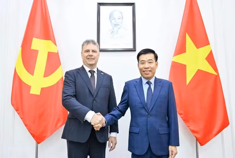 Le secrétaire adjoint permanent du Comité du Parti du ministère vietnamien des Affaires étrangères, vice-ministre des Affaires étrangères, Nguyen Manh Cuong, (droite) et Roman Roun, président du Parti communiste de Bohême et Moravie (KSČM). Photo : Baoquocte.