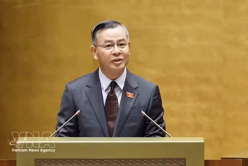Le ministre des Finances, Ngô Van Tuân, présente à l’Assemblée nationale les orientations pour l’élaboration de la Loi sur le budget de l’État (consolidée). Photo : VNA.