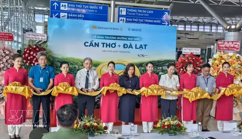 Lors de la cérémonie d'inauguration de la liaison aérienne Can Tho-Da Lat. Photo : VNA.