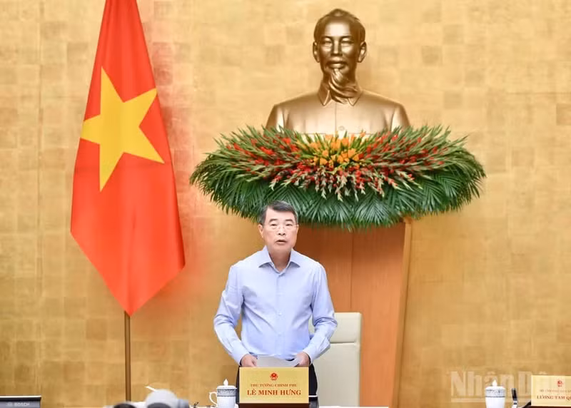 Le Premier ministre Le Minh Hung préside la réunion thématique du gouvernement consacrée à l’élaboration des lois pour le mois d’août 2026. Photo : Nhân Dân.