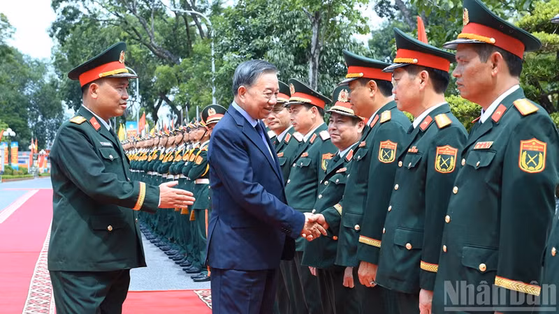 Le secrétaire général du Parti et président de l’État To Lam et les délégués de la Division d’infanterie mécanisée 308 du Corps d’armée 12. Photo : Nhân Dân.