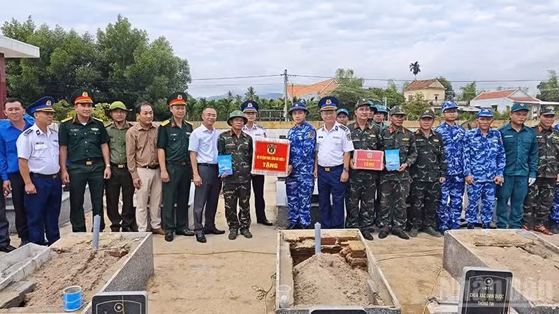 Le colonel Le Huy, commissaire politique de la Région des garde-côtes n° 2, remet des cadeaux d’encouragement aux cadres et soldats de l’Équipe de prélèvement n° 4. Photo : Garde-côtes.