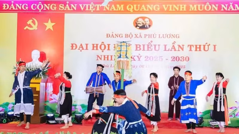 La danse Khai den, largement présentée au public par le Club de la culture de l’ethnie Cao Lan lors de nombreux événements. Photo : Vuong Diem.