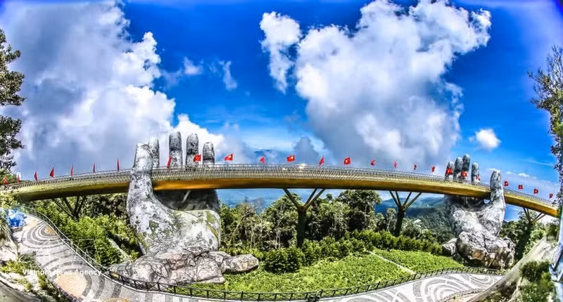 Le pont d'or à Da Nang. Photo : VNA.