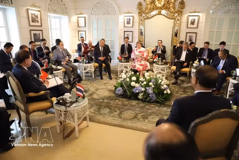 Réunion informelle entre les chefs de la diplomatie de l’Association des nations de l’Asie du Sud-Est (ASEAN) et leur homologue birman. Photo : VNA.