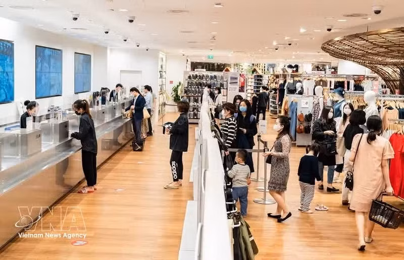 Des habitants font des achats dans un centre commercial. Photo : VNA.