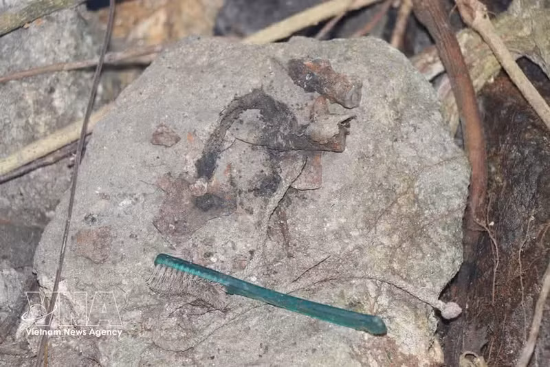 Des objets découverts dans la grotte de Da Sap. Photo : VNA.